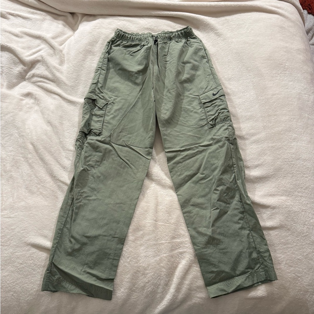 Nike women’s woven cargo pant